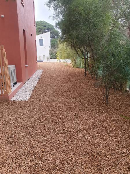 Recouvrir un sol en paillage de copeaux de bois à Hyères près de Toulon dans le Var